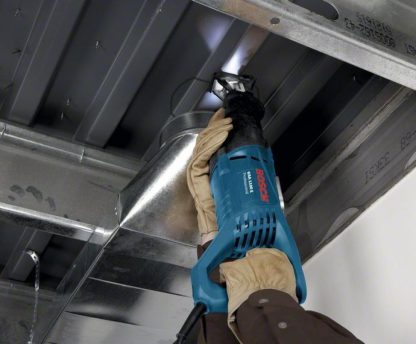 Bosch Professional GSA 1100 E Säbelsäge, 2 Sägeblätter (Holz, Metall), LED-Licht, 230 mm Schnitttiefe, 1.100 W, Koffer
