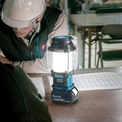 Makita DMR056 Akku-Radio mit Laterne 18V (ohne Akku, ohne Ladegerät)